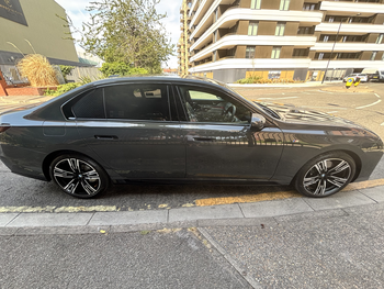 BMW 750E Xdrive M Sport Auto - Photo
