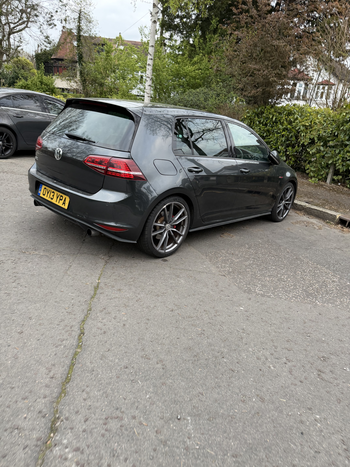 Volkswagen Golf - Photo